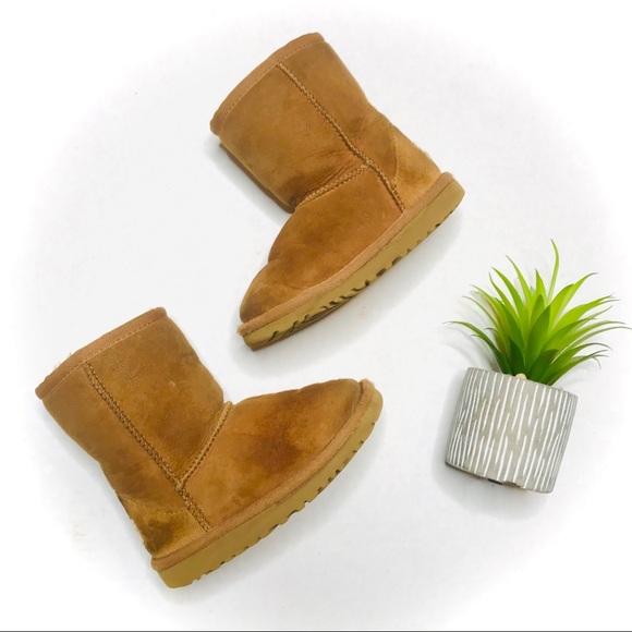 UGG Other - UGG Australia Chestnut Classic Short II Girls Boot